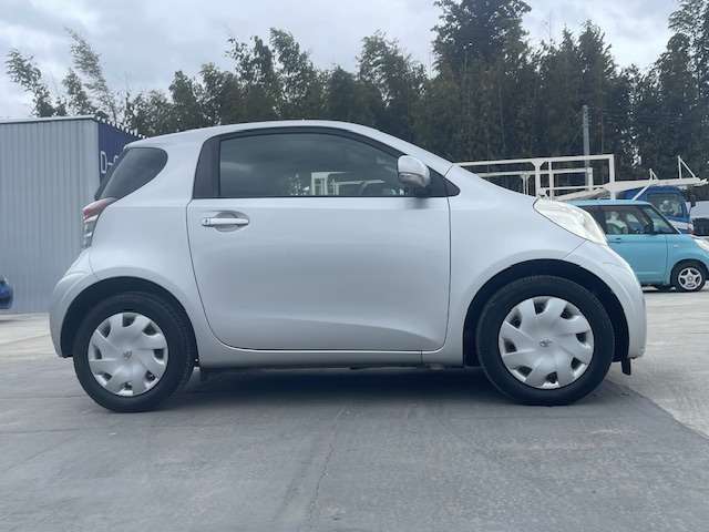 2009 Toyota iQ – thumbnail 2