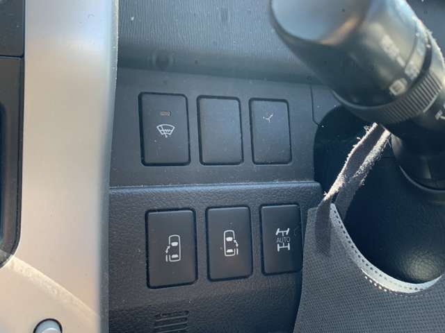2010 Toyota Voxy – thumbnail 4