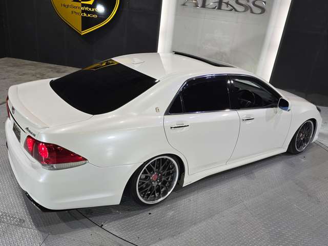 2010 Toyota Crown Athlete – thumbnail 2