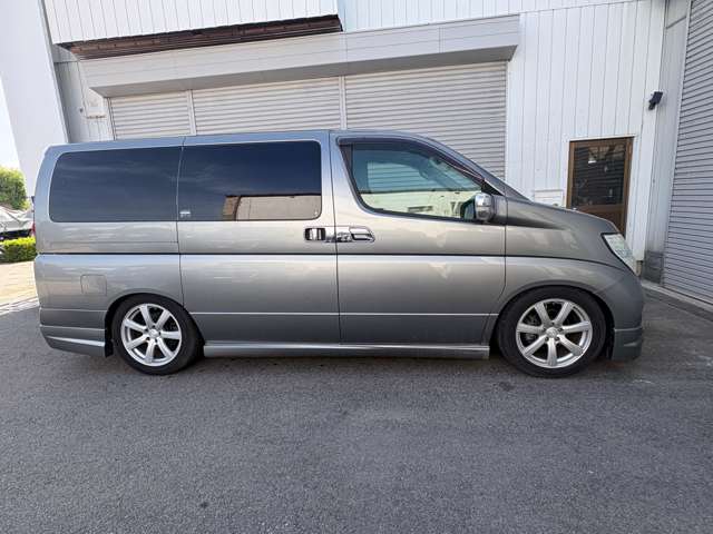 2005 Nissan Elgrand – thumbnail 4