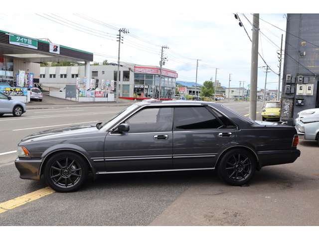 1990 Nissan Cedric – thumbnail 3