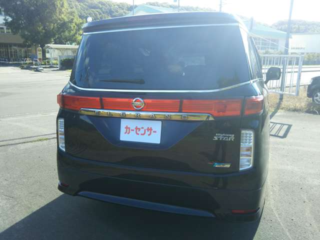 2010 Nissan Elgrand – thumbnail 2