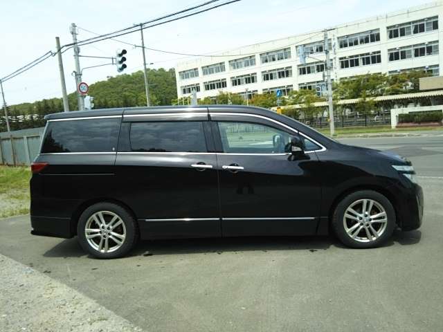 2010 Nissan Elgrand – thumbnail 3