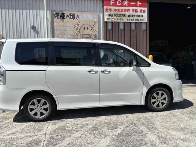 2009 Toyota Voxy – thumbnail 4