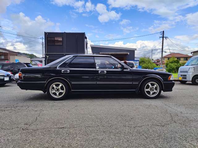 1990 Nissan Gloria – thumbnail 4