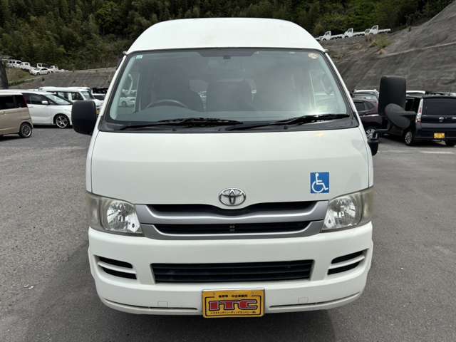 2010 Toyota Hiace – thumbnail 3