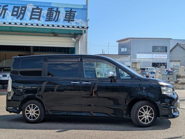 2010 Toyota Voxy – thumbnail 4