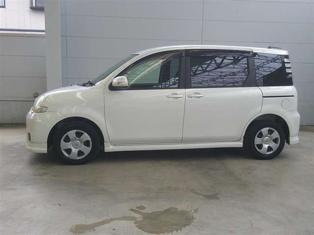 2010 Toyota Sienta – thumbnail 2