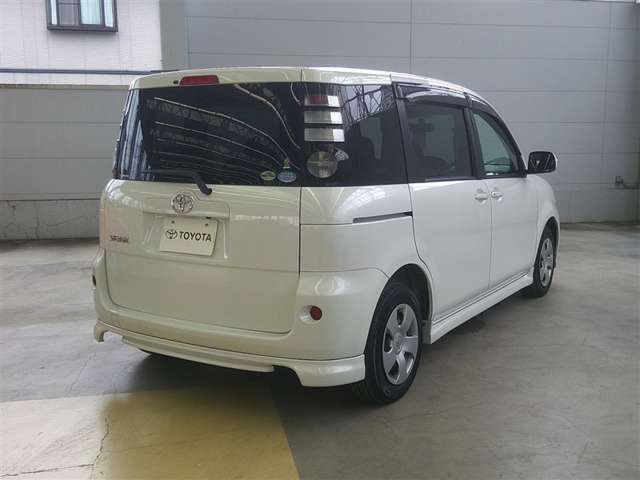 2010 Toyota Sienta – thumbnail 3