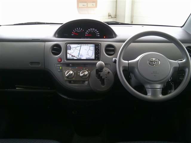 2010 Toyota Sienta – thumbnail 4