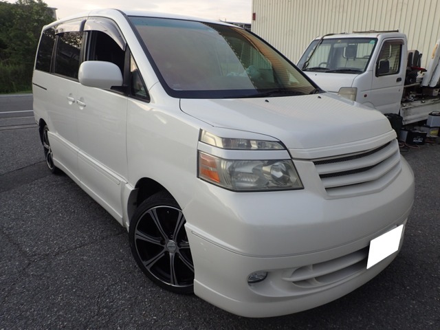 2005 Toyota Voxy