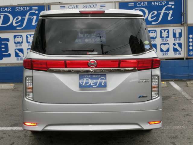 2010 Nissan Elgrand – thumbnail 3