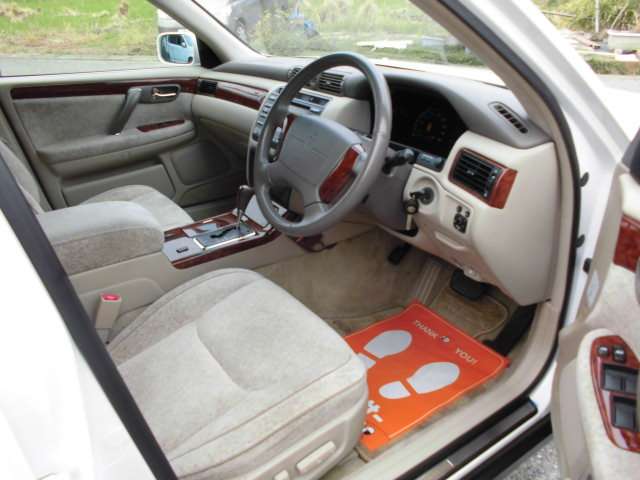 2001 Toyota Crown Majesta – thumbnail 4