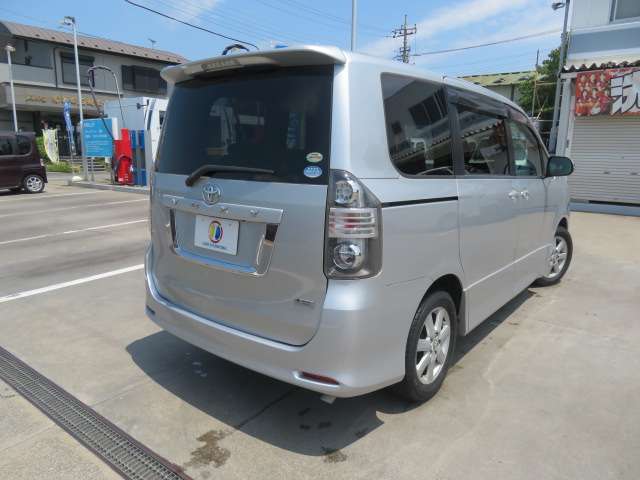 2007 Toyota Voxy – thumbnail 2