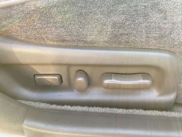 1997 Nissan Cima – thumbnail 2