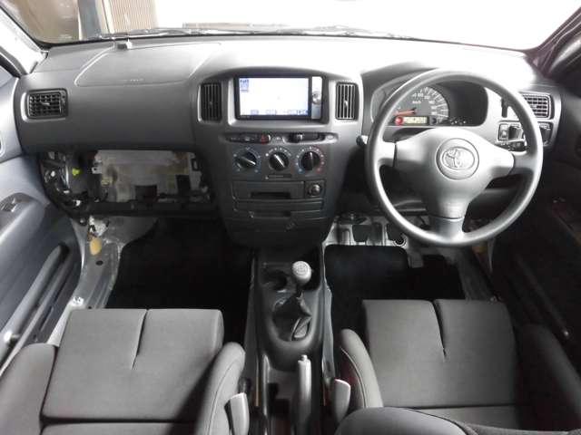 2010 Toyota Succeed Van – thumbnail 3