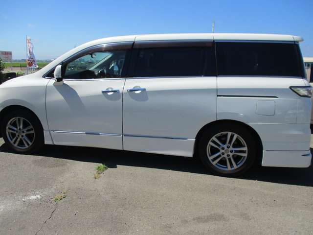 2010 Nissan Elgrand – thumbnail 2