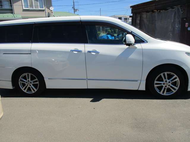 2010 Nissan Elgrand – thumbnail 3
