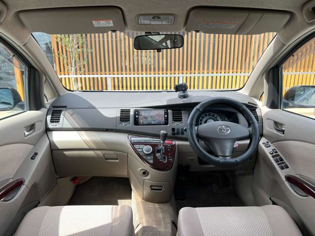 2006 Toyota Isis – thumbnail 3