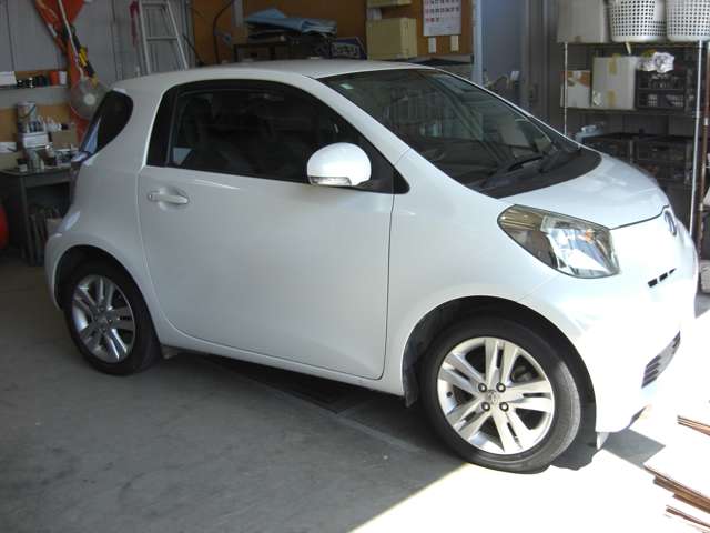 2010 Toyota iQ – thumbnail 4