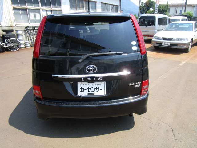 2010 Toyota Isis – thumbnail 4