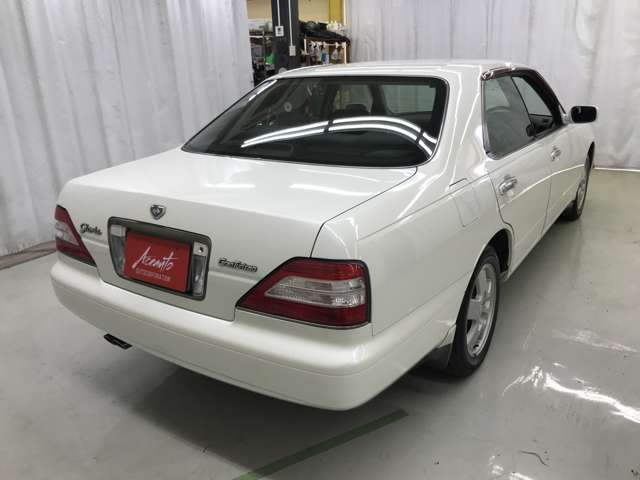 1997 Nissan Gloria – thumbnail 2
