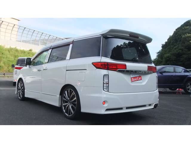 2010 Nissan Elgrand – thumbnail 3