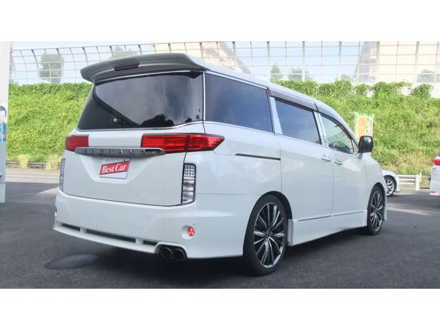 2010 Nissan Elgrand – thumbnail 4