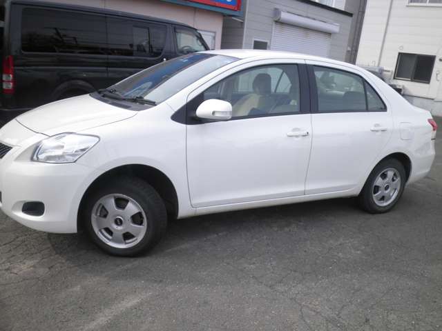 2010 Toyota Belta – thumbnail 3