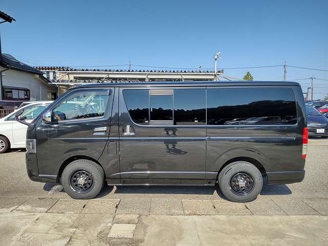 2009 Toyota Regius Ace – thumbnail 3