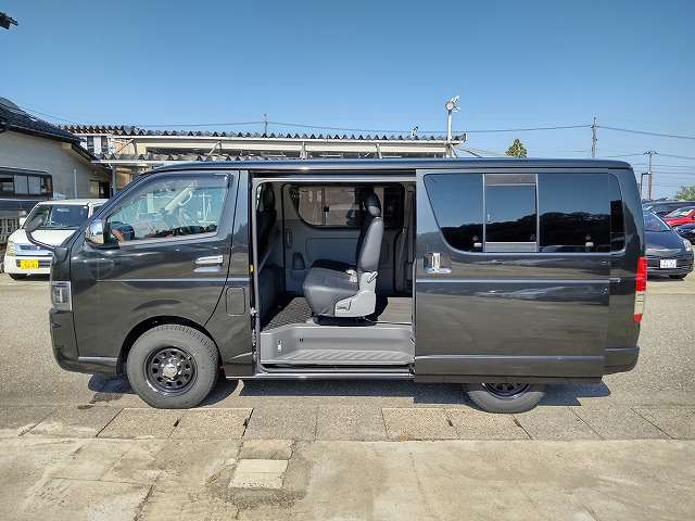 2009 Toyota Regius Ace – thumbnail 4