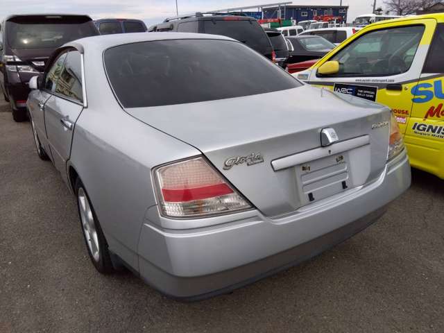 2001 Nissan Gloria – thumbnail 2
