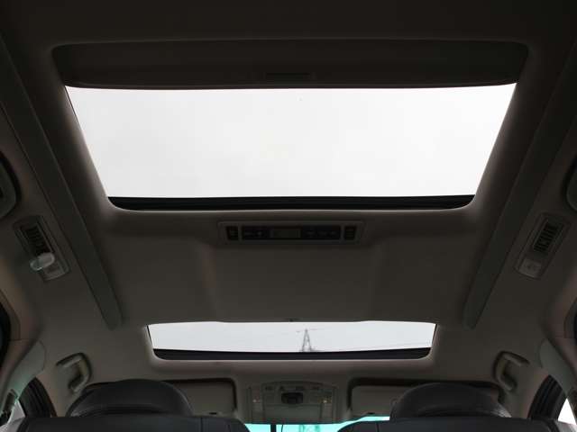 2011 Toyota Alphard – thumbnail 4