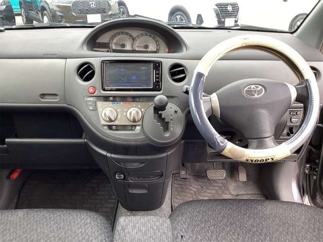 2011 Toyota Sienta – thumbnail 2