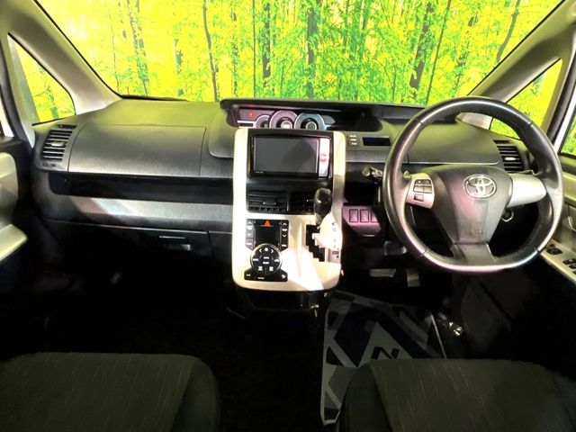 2011 Toyota Noah – thumbnail 2