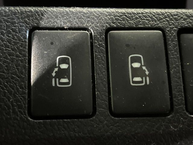 2011 Toyota Noah – thumbnail 3