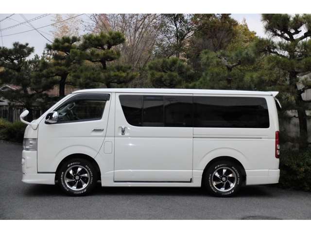 2010 Toyota Regius Ace – thumbnail 4
