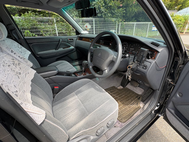 1999 Toyota Crown Sedan – thumbnail 3