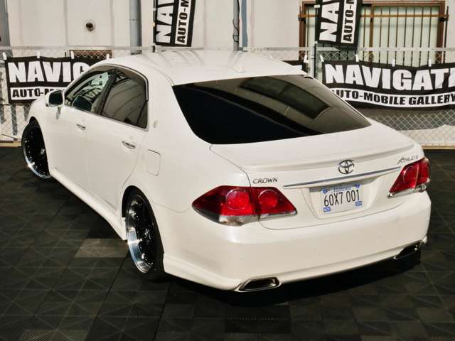 2010 Toyota Crown Athlete – thumbnail 3