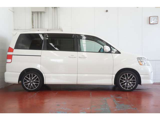 2006 Toyota Noah – thumbnail 4