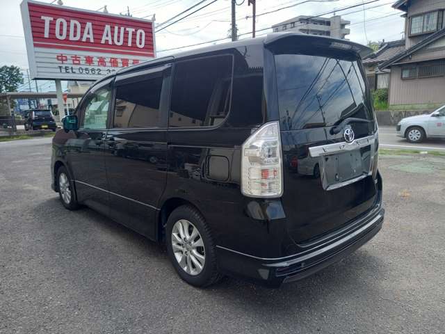2011 Toyota Voxy – thumbnail 3