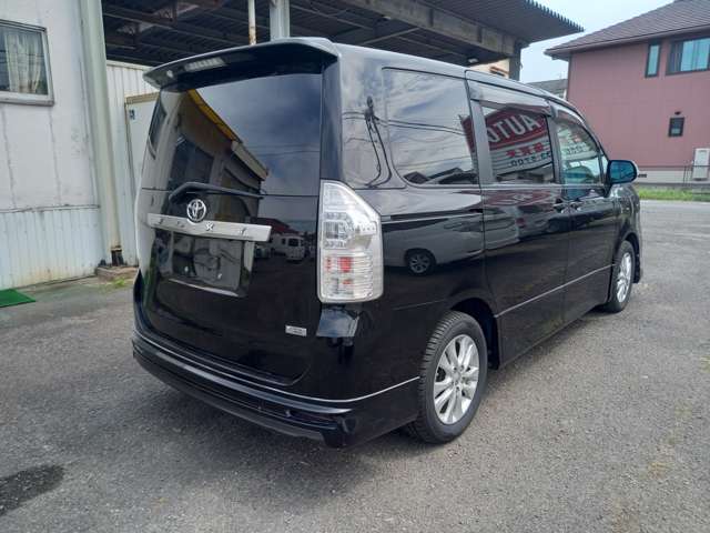 2011 Toyota Voxy – thumbnail 4