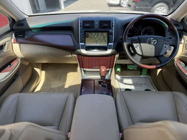 2009 Toyota Crown Majesta – thumbnail 4
