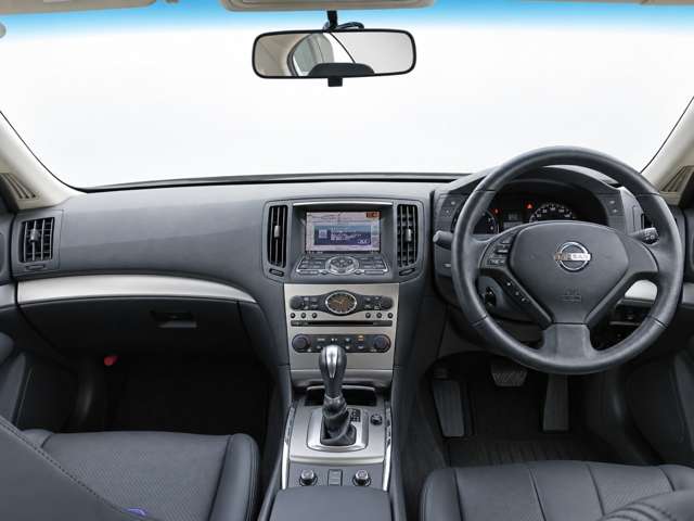 2010 Nissan Skyline – thumbnail 2