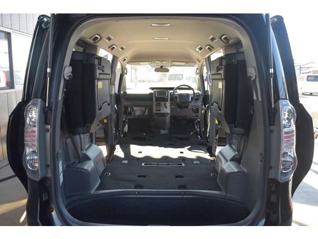 2010 Toyota Voxy – thumbnail 2
