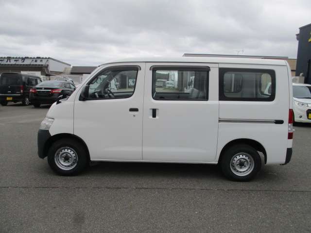 2010 Toyota TownAce Van – thumbnail 4