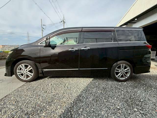 2010 Nissan Elgrand – thumbnail 2