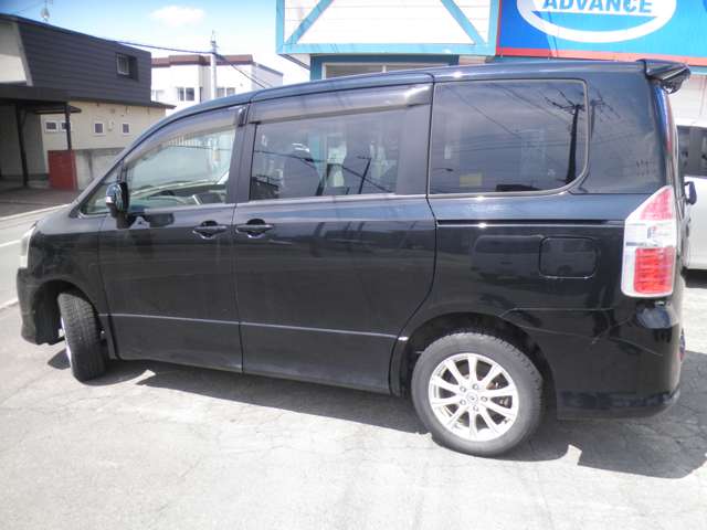 2008 Toyota Noah – thumbnail 4
