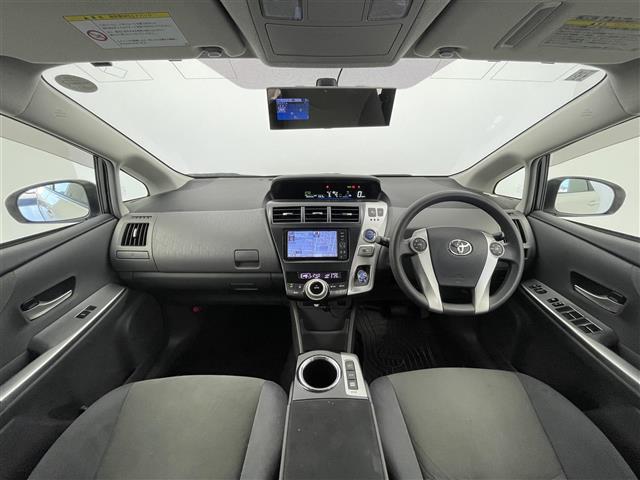 2011 Toyota Prius Alpha – thumbnail 3