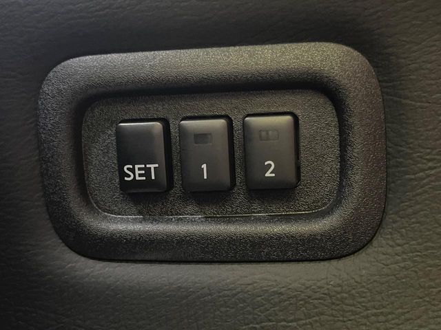 2010 Nissan Elgrand – thumbnail 3